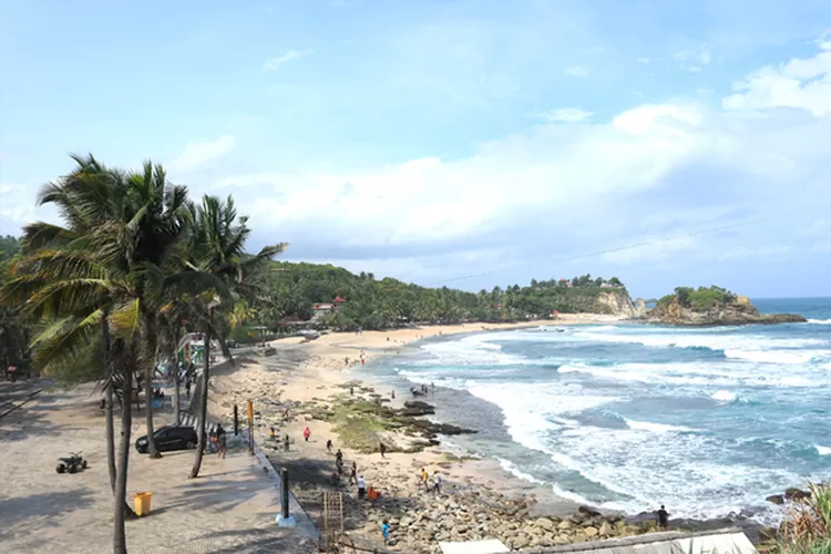 Banyak Pantai Yang Masih Sepi, Berikut 5 Wisata Pantai di Gresik Jawa Timur